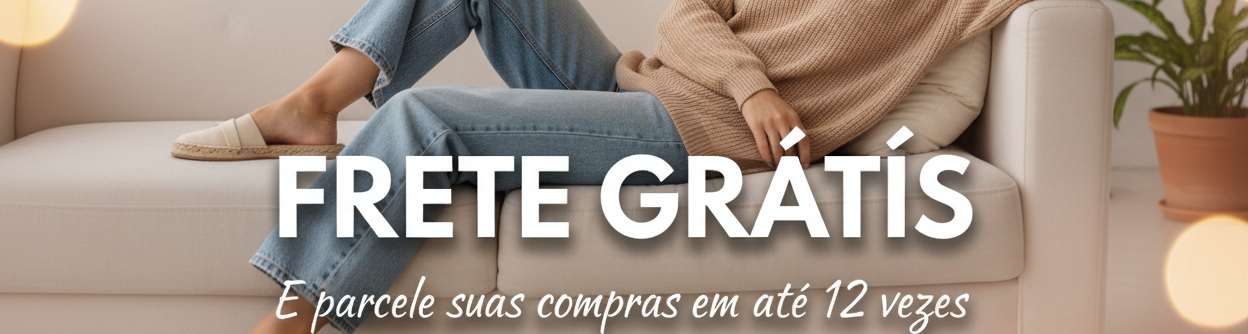 Create a promotional horizontal banner for a women’s fashion online store.
Size: 950 x 180 px
Background: woman lying down, wearing casual women’s fashion, relaxed and elegant look, softly blurred background to highlight the text.
Text (Brazilian Portuguese, no errors):
FRETE GRÁTIS
E parcele suas compras em até 12 vezes
Style: casual, feminine, modern, clean, premium.