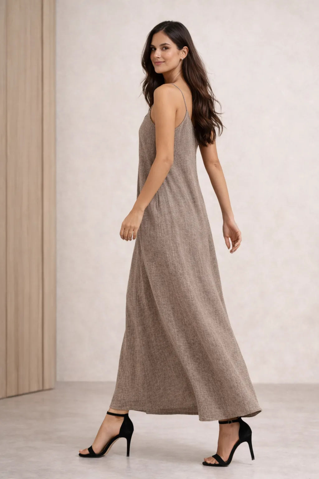 Mulher usando Vestido longo boho feminino A-line com decote V e alças finas elegante e bolsos laterais, de lado.