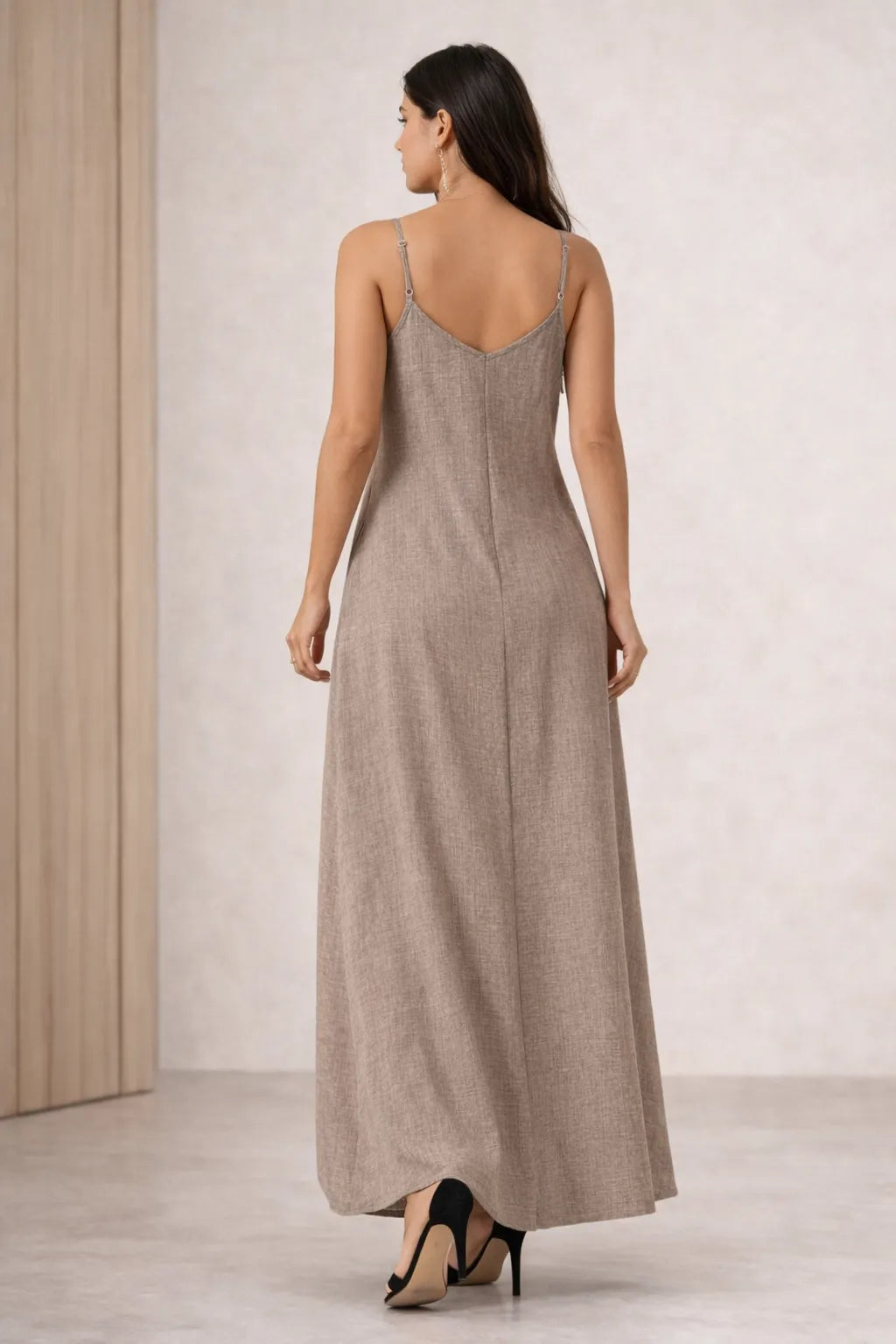 Mulher de costas usando Vestido longo boho feminino A-line com decote V e alças finas elegante e bolsos laterais