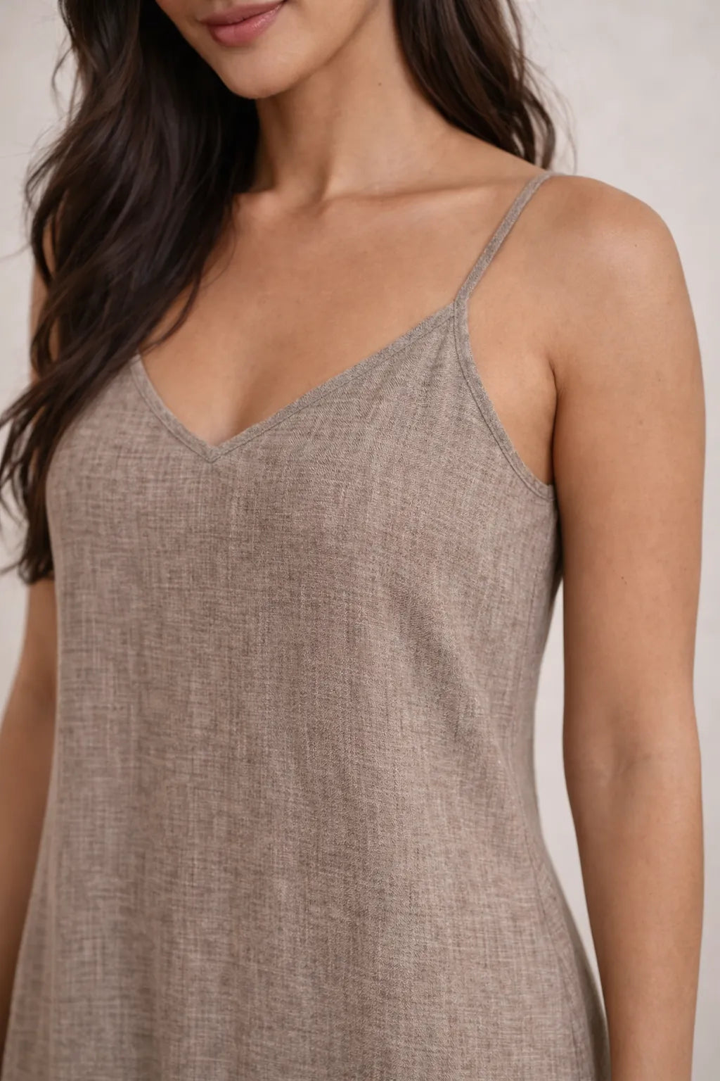 Mulher usando Vestido longo boho feminino A-line com decote V e alças finas elegante e bolsos laterais detalhes superior.