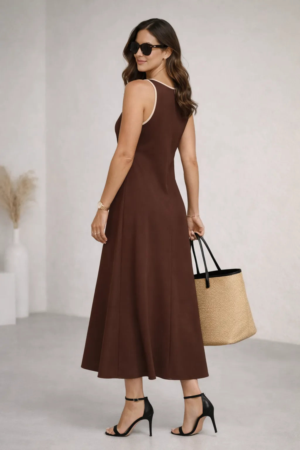 Mulher Vestindo Vestido Longo Feminino Casual Solto Decote Redondo Sem Mangas Cintura Contrastante Poliéster marrom, usando bolsa e oculos escuros.