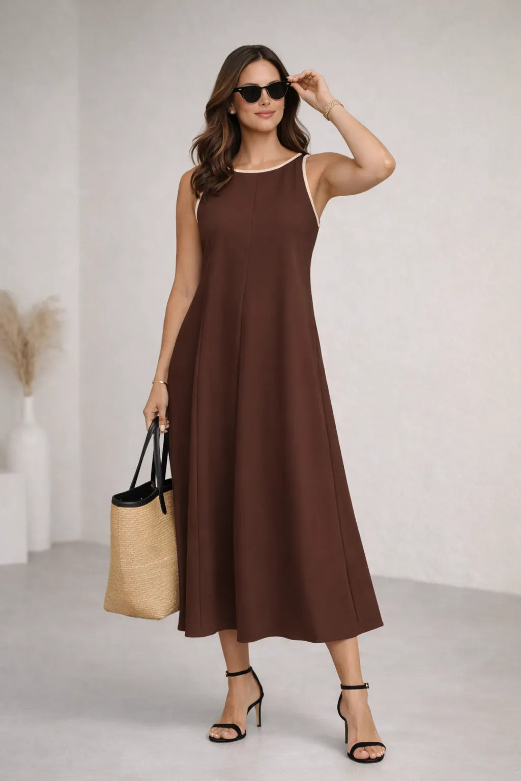 Mulher Vestindo Vestido Longo Feminino Casual Solto Decote Redondo Sem Mangas Cintura Contrastante Poliéster marrom