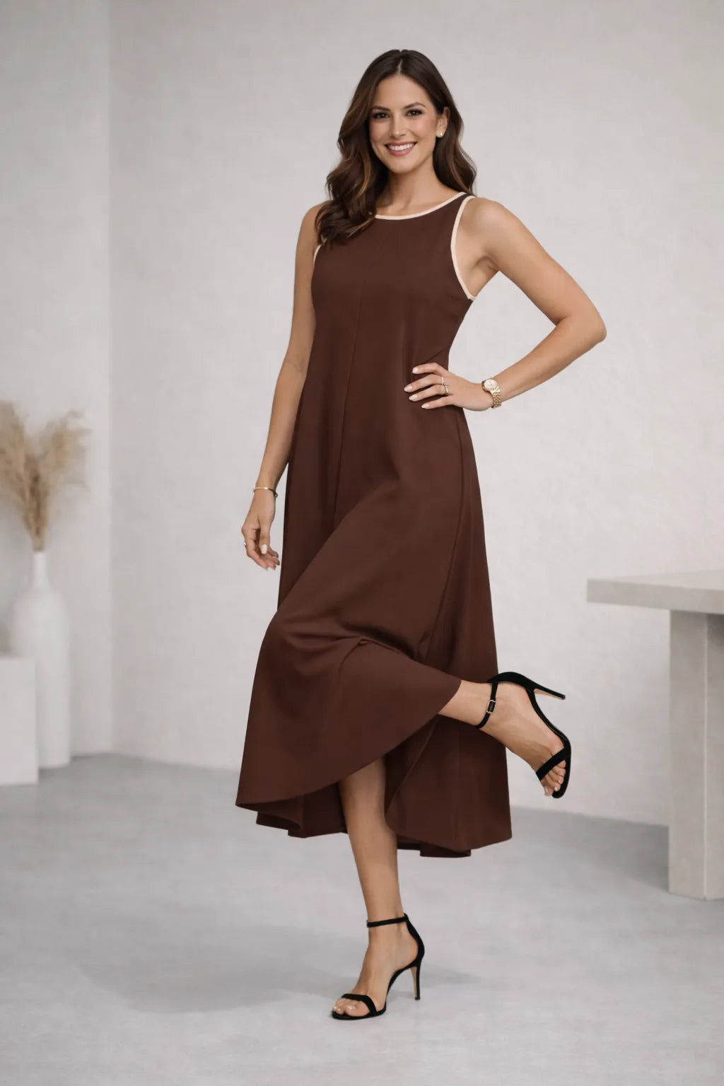 Mulher Vestindo Vestido Longo Feminino Casual Solto Decote Redondo Sem Mangas Cintura Contrastante Poliéster marrom fazendo pose.
