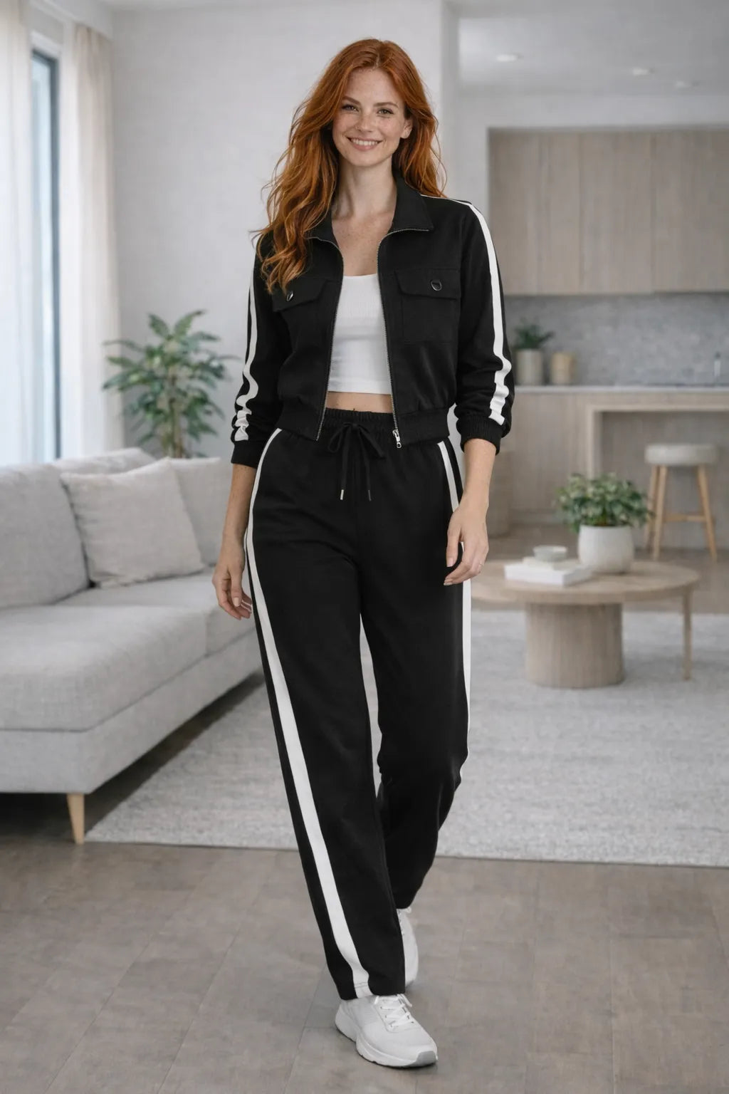 Mulher usando conjunto listrado feminino preto com jaqueta de zíper e calça pantalona em tecido sensorial.