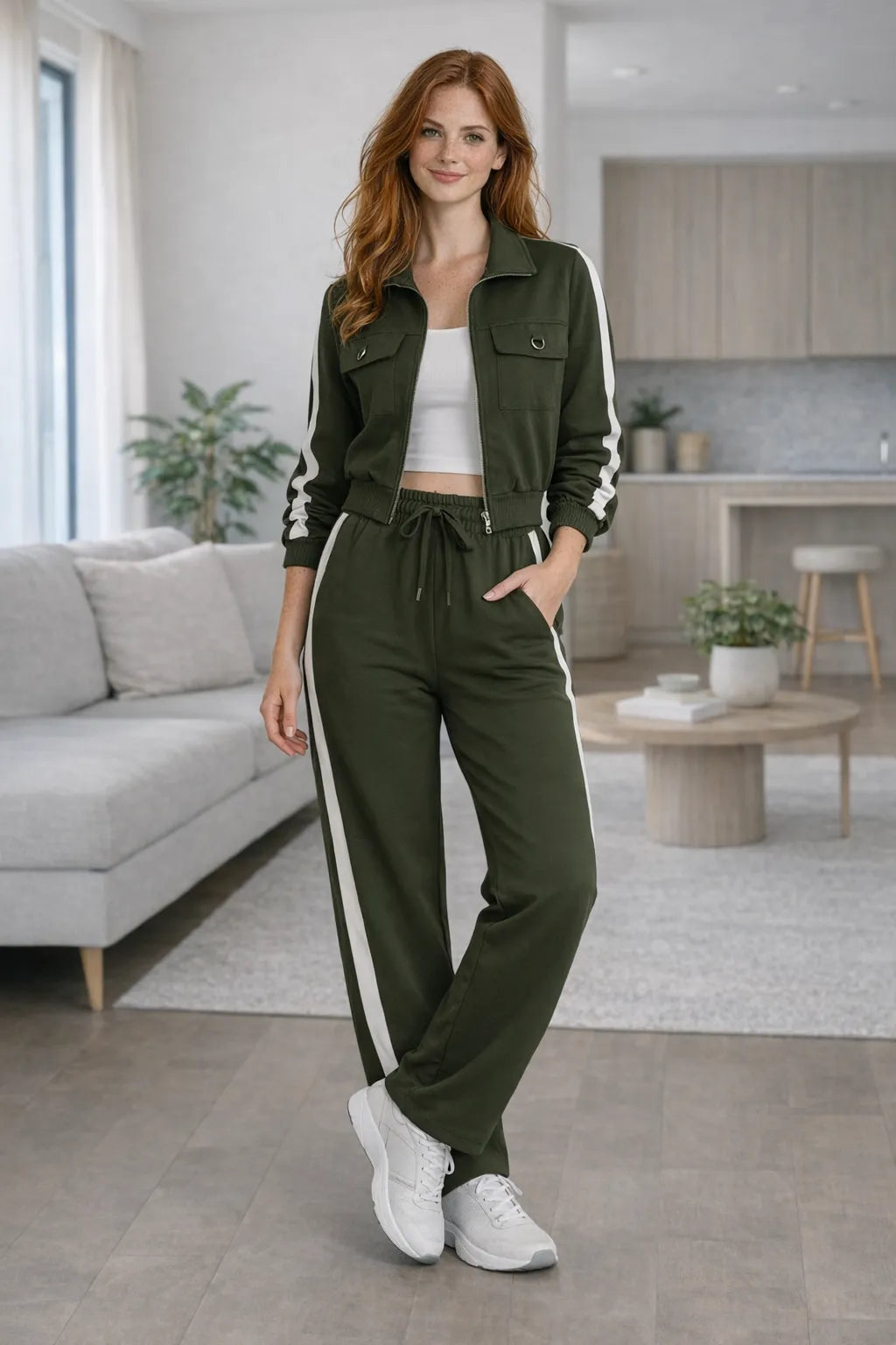 Mulher usando conjunto listrado feminino verde com jaqueta de zíper e calça pantalona em tecido sensorial.