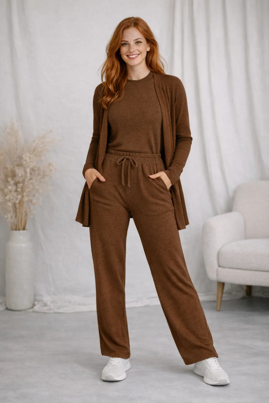 Mulher usando Conjunto feminino lanzinha 3 peças marrom com calça pantalona cintura alta e blusa manga longa e casaco.