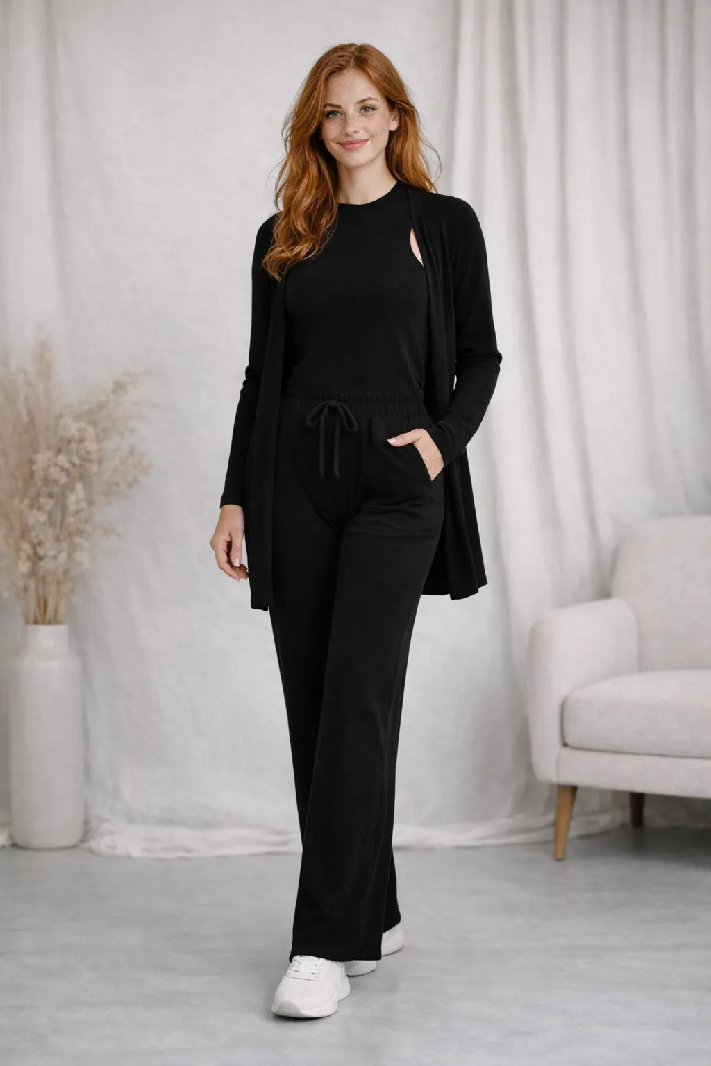 Mulher usando Conjunto feminino lanzinha 3 peças  preto com calça pantalona cintura alta e blusa manga longa e casaco.