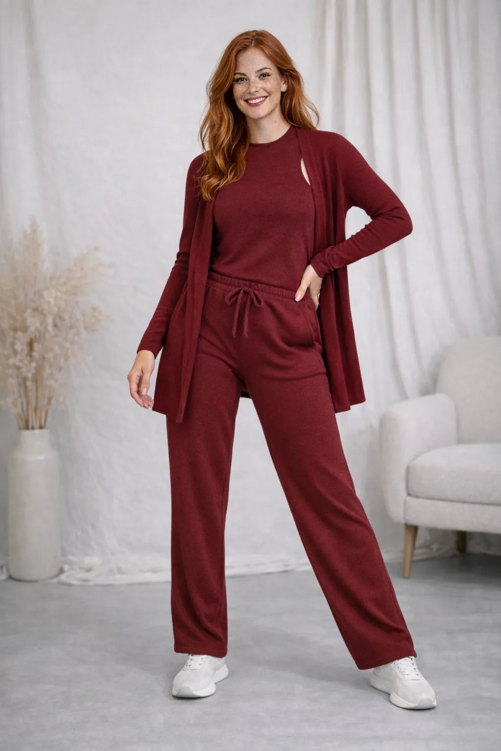 Mulher usando Conjunto feminino lanzinha 3 peças borgonha com calça pantalona cintura alta e blusa manga longa e casaco.