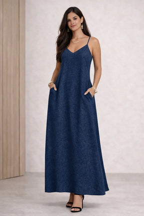 Mulher usando Vestido longo azul boho feminino A-line com decote V e alças finas elegante e bolsos laterais