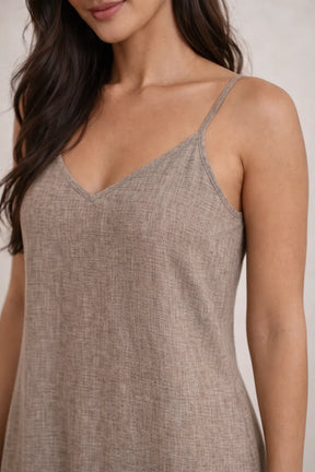 Mulher usando Vestido longo boho feminino A-line com decote V e alças finas elegante e bolsos laterais detalhes superior.