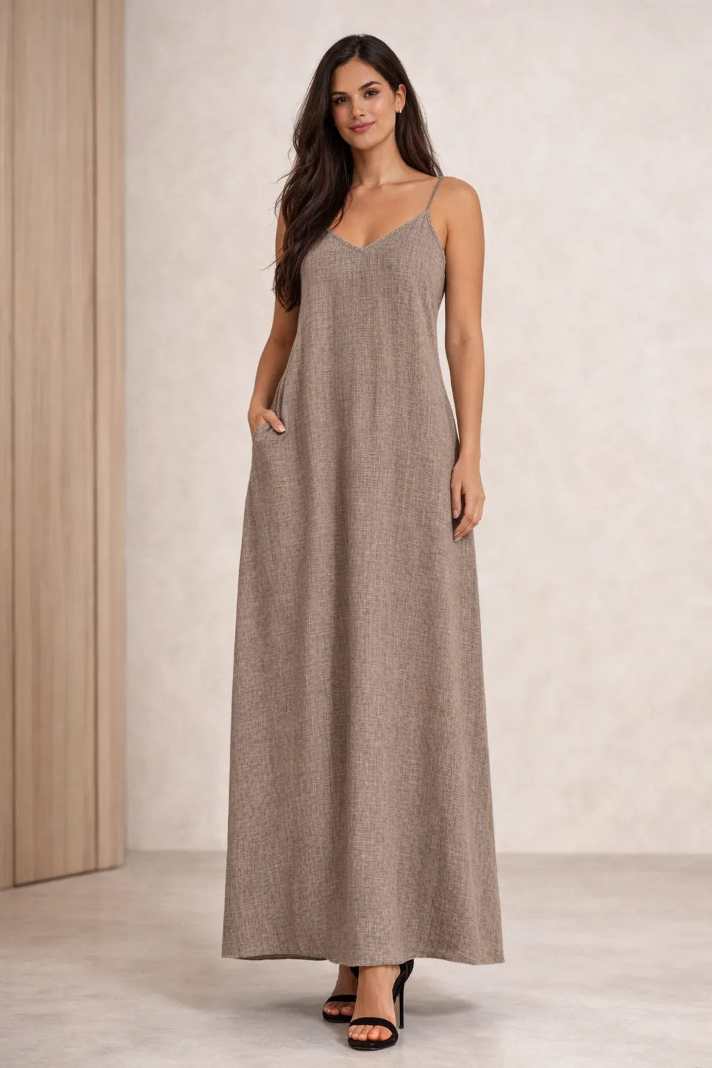 Mulher de frente usando Vestido longo boho feminino A-line com decote V e alças finas elegante e bolsos laterais