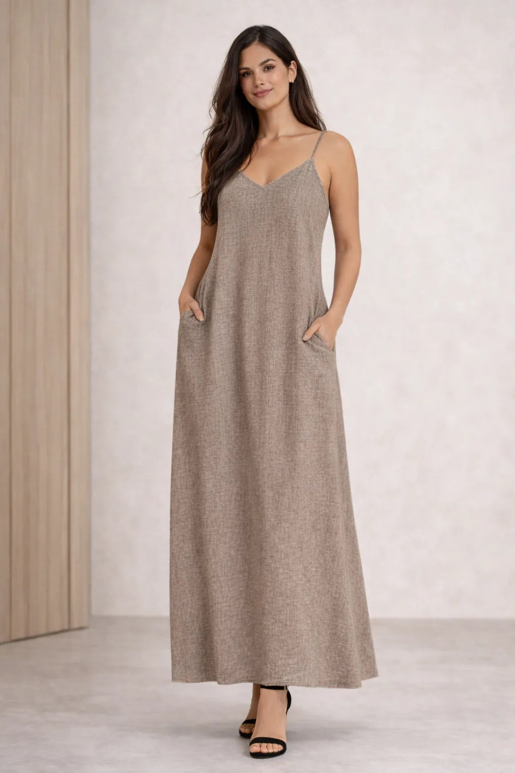 Mulher usando Vestido longo boho feminino A-line com decote V e alças finas elegante e bolsos laterais