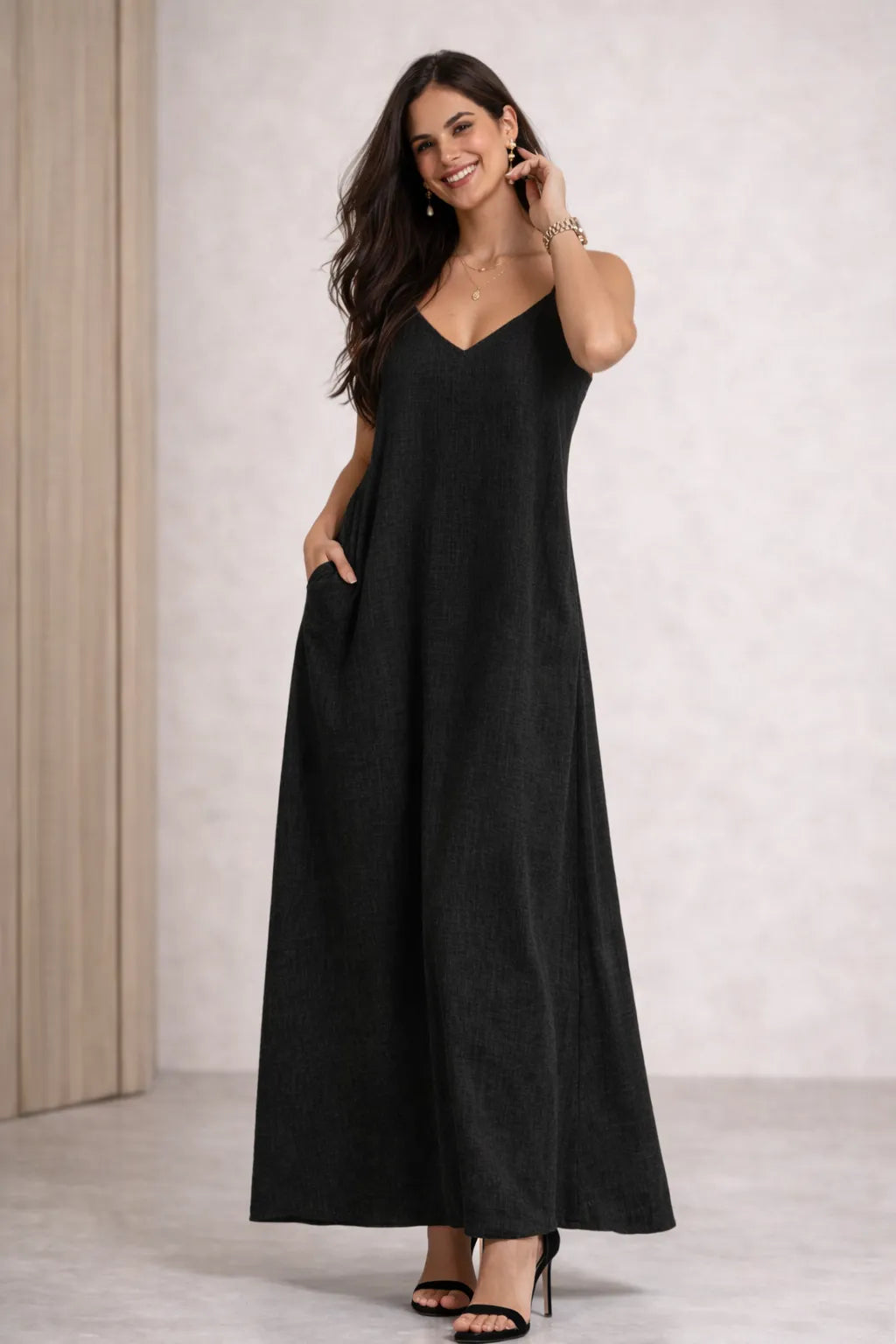 Mulher usando Vestido longo preto boho feminino A-line com decote V e alças finas elegante e bolsos laterais