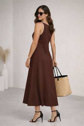 Mulher Vestindo Vestido Longo Feminino Casual Solto Decote Redondo Sem Mangas Cintura Contrastante Poliéster marrom, usando bolsa e oculos escuros.