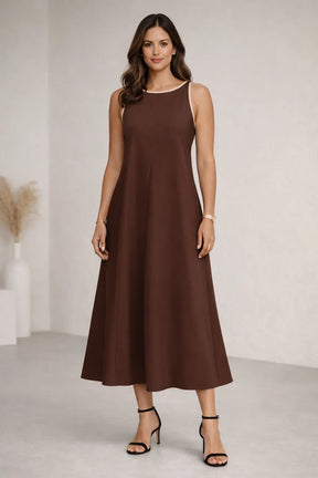 Mulher Vestindo Vestido Longo Feminino Casual Solto Decote Redondo Sem Mangas Cintura Contrastante Poliéster marrom de frente.