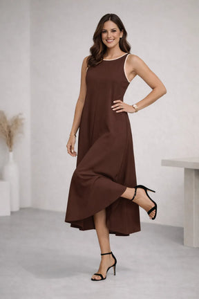 Mulher Vestindo Vestido Longo Feminino Casual Solto Decote Redondo Sem Mangas Cintura Contrastante Poliéster marrom fazendo pose.