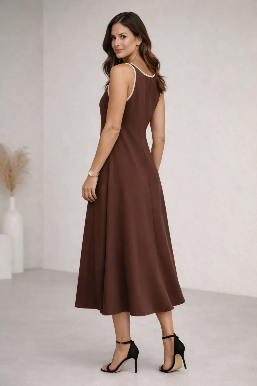 Mulher Vestindo Vestido Longo Feminino Casual Solto Decote Redondo Sem Mangas Cintura Contrastante Poliéster marrom em posiçao de lado.